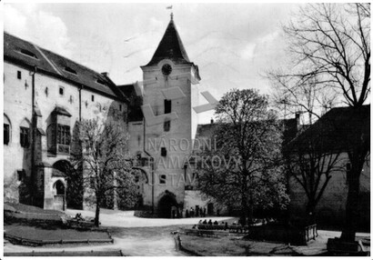 Dolní nádvoří s Prochoditou věží, kolem 1960